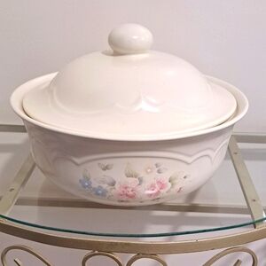 Vintage Pfaltzgraff Tea Rose Round Casserole Dish With Lid.